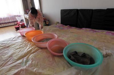 饶河楼上漏水，住户失联，小区没物管，业主维权难！律师来支招……